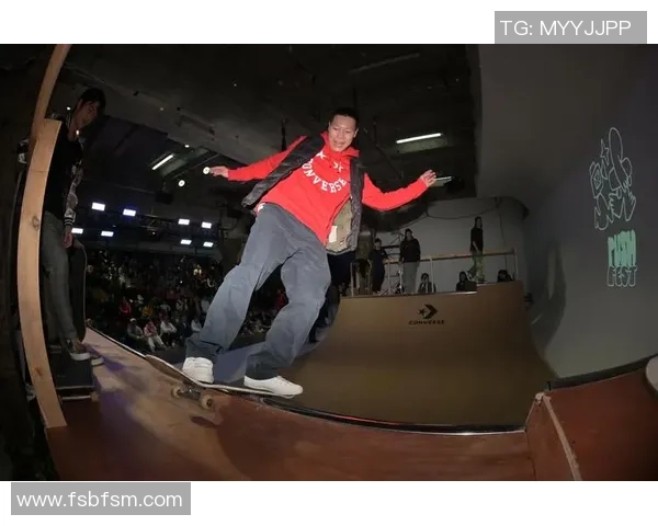 城市马拉松赛中深圳滑板队展现卓越团队协作精神与竞技风采